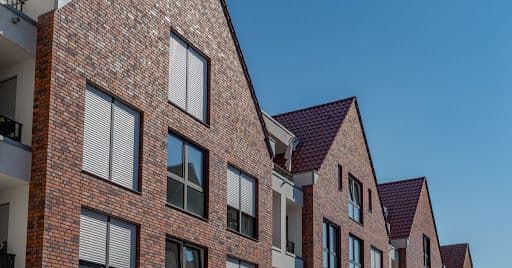 Auftreten und Selbstfürsorge im Immobiliengeschäft: Dr. Sanda Rassbach im Porträt