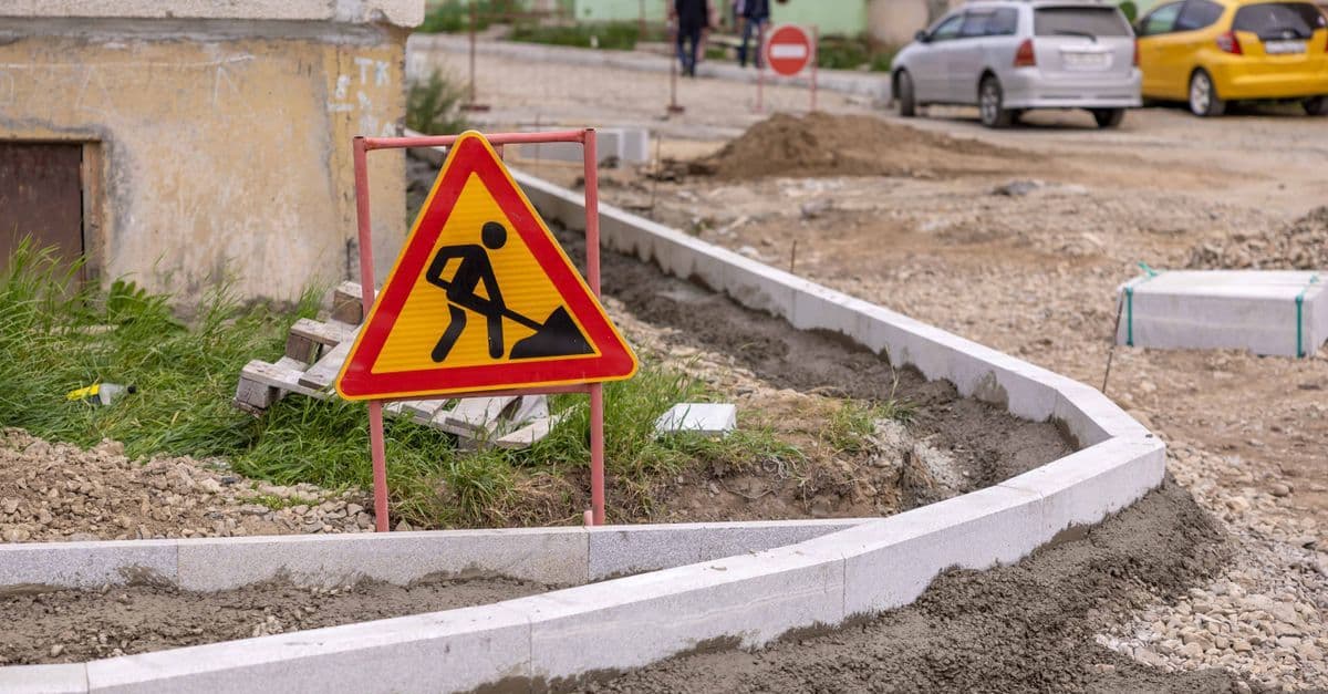 Instandsetzung eines geschotterten Privatwegs, der im Rahmen eines Wegerechts von mehreren Parteien genutzt wird