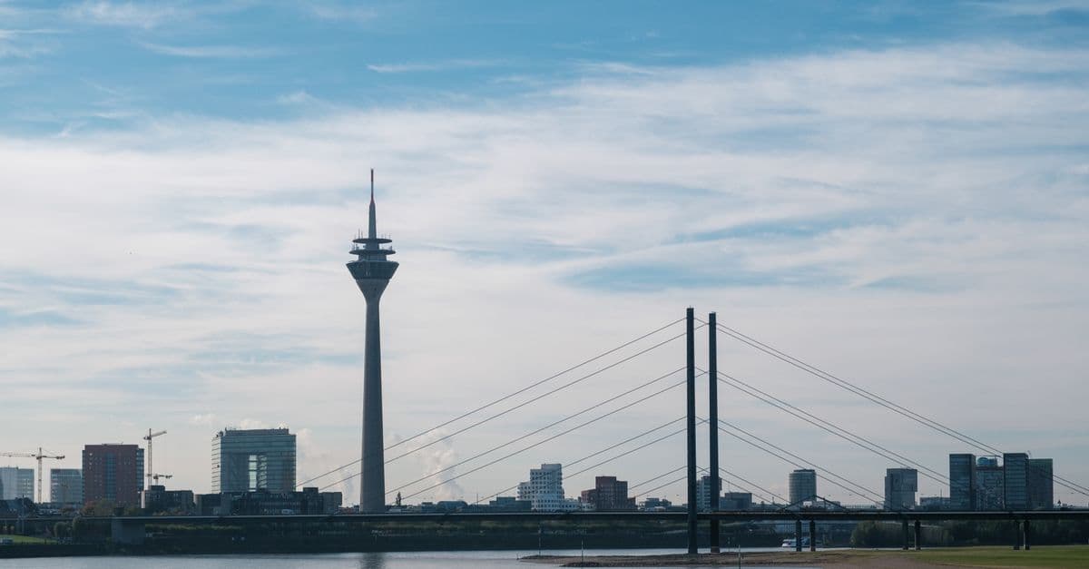 Blick auf das Rheinufer mit Oberkassel in Düsseldorf, sinnbildlich für das Lagegefälle zwischen Rheinquartieren und südlichen Stadtteilen