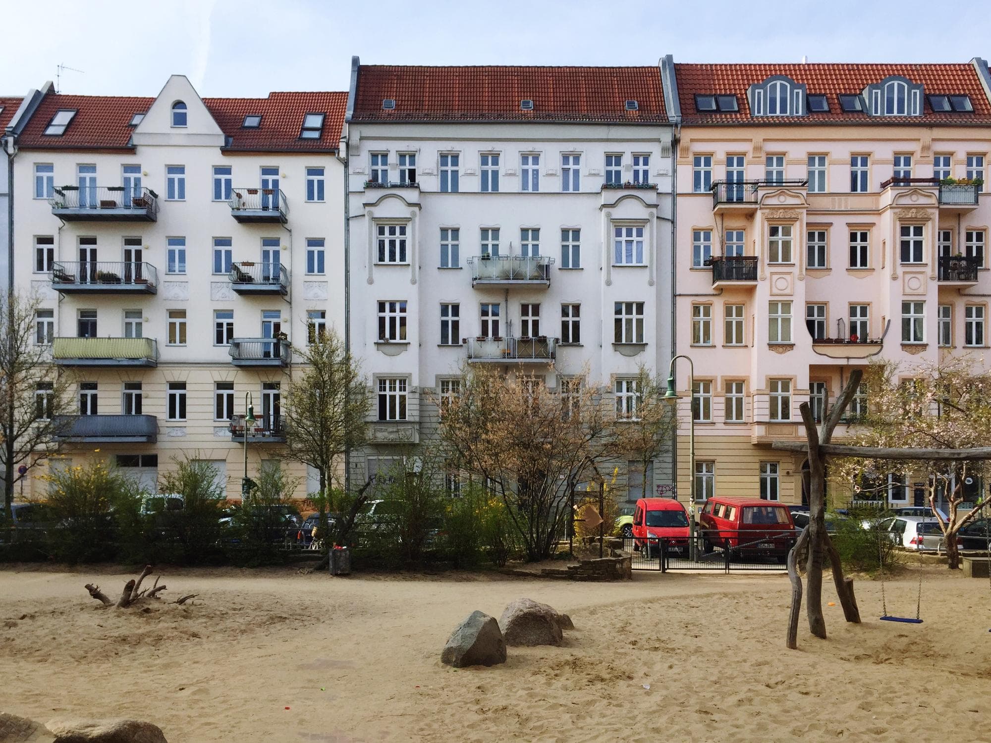 Wohnstraße mit Mehrfamilienhäusern als Symbolbild für die verglichenen Nürnberger Lagen Gostenhof, St. Johannis, Erlenstegen und Langwasser