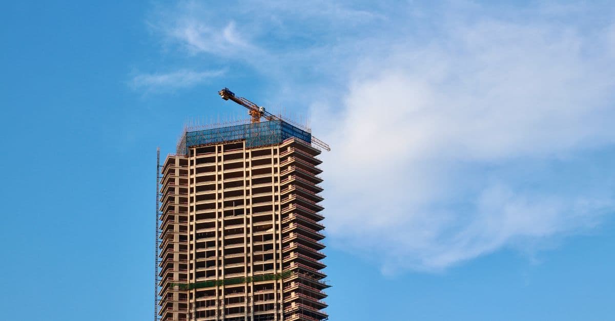 Unvollendeter Hochhaus-Rohbau als Symbolbild für die stockende Elbtower-Baustelle