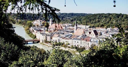 Chiemgau Immobilien: Regionaler Immobilienmakler zwischen Verkauf, Vermietung und Neubau im Chiemgau