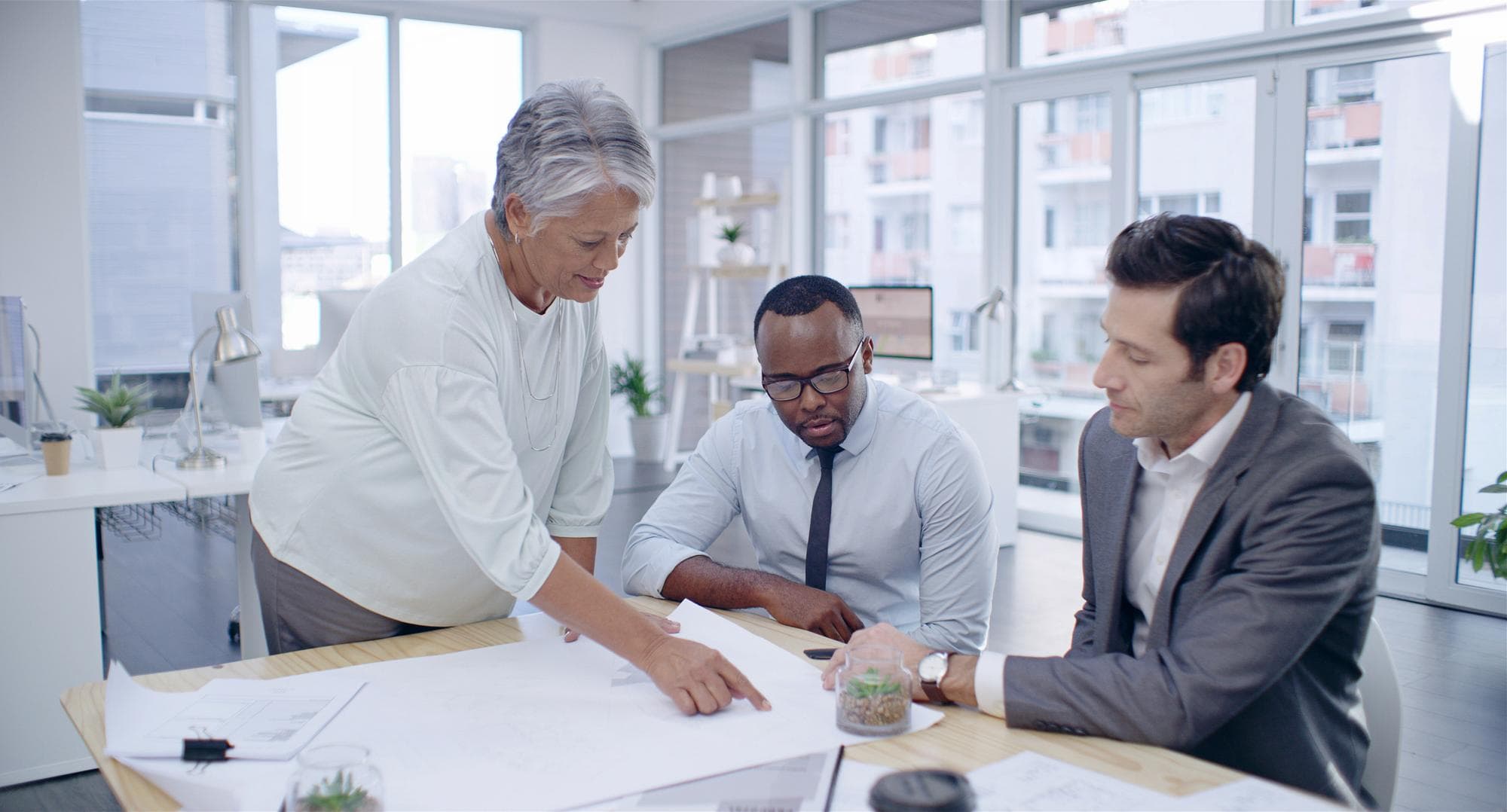 Asset Manager und Team besprechen Businessplan und Vermietungsstrategie für ein Immobilienobjekt