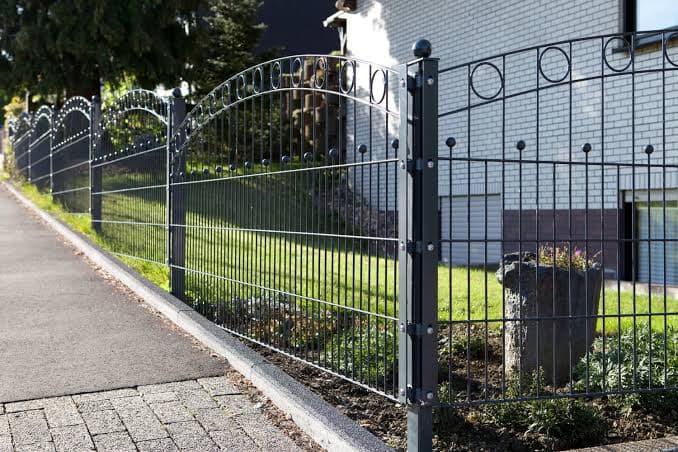 Grundstücksgrenzen im Immobilienbetrieb: Zaun- und Torprojekte vorausschauend planen