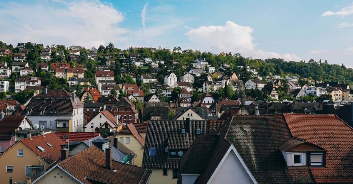 Blick auf Stuttgart im Talkessel mit Wohnhäusern in Hanglage, die typische Halbhöhenlage der Stadt
