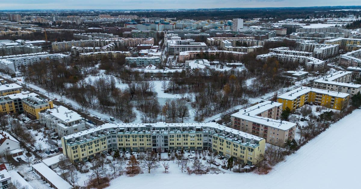 Luftaufnahme eines Münchner Wohnviertels mit dichter Wohnbebauung, stellvertretend für die unterschiedlichen Wohnlagen wie Altstadt-Lehel, Schwabing, Sendling und Hasenbergl