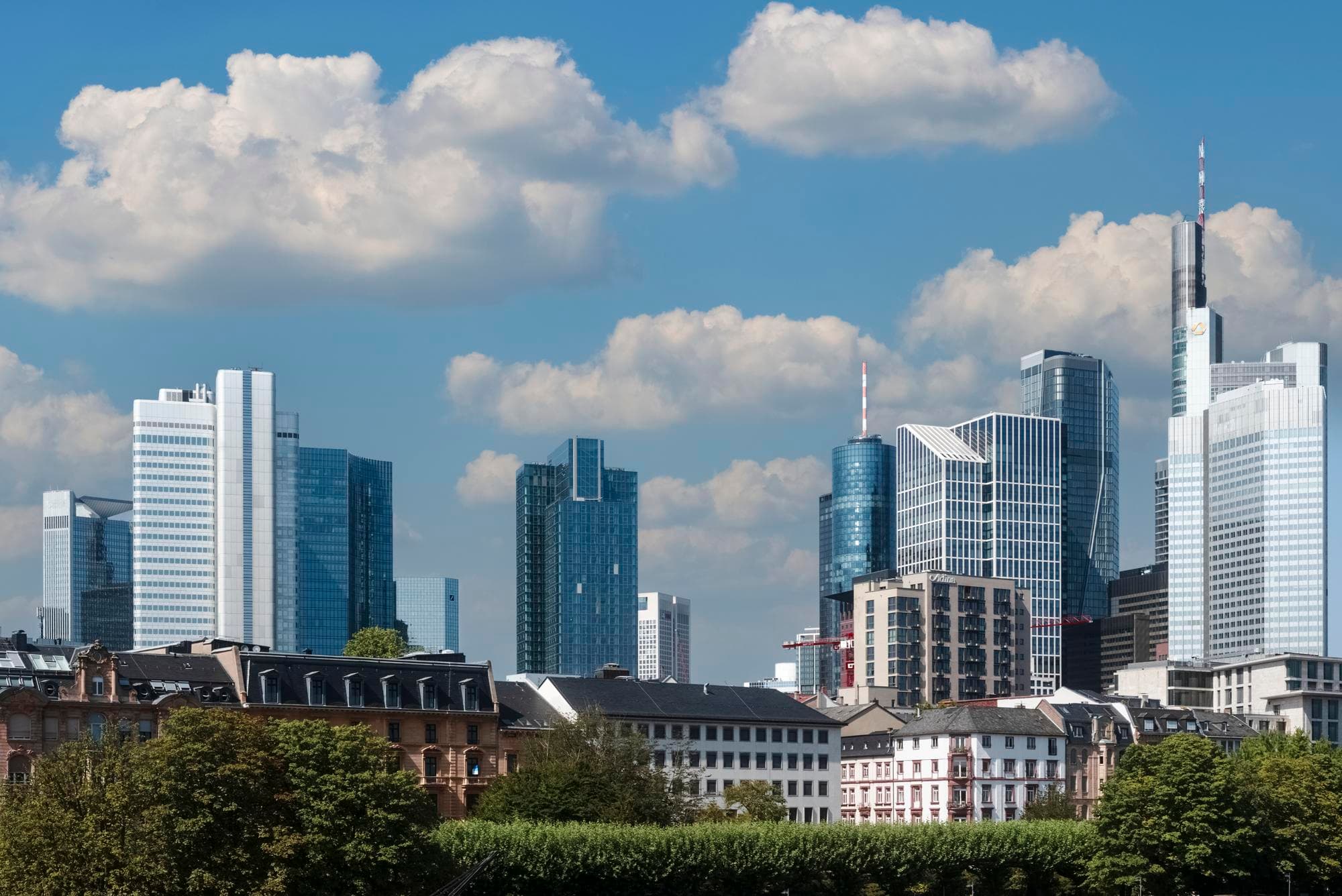 Skyline von Frankfurt am Main mit den Hochhäusern des Bankenviertels