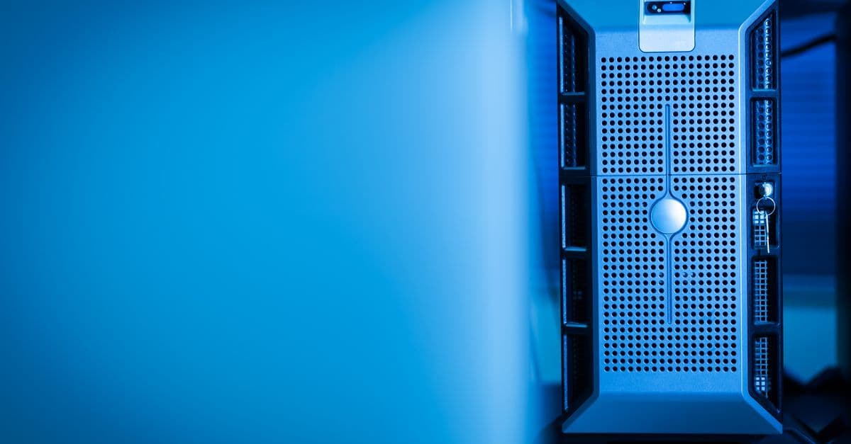 Symbolbild für den Vergleich zwischen lokalem Server und cloudbasierter IT-Infrastruktur bei Hausverwaltungssoftware