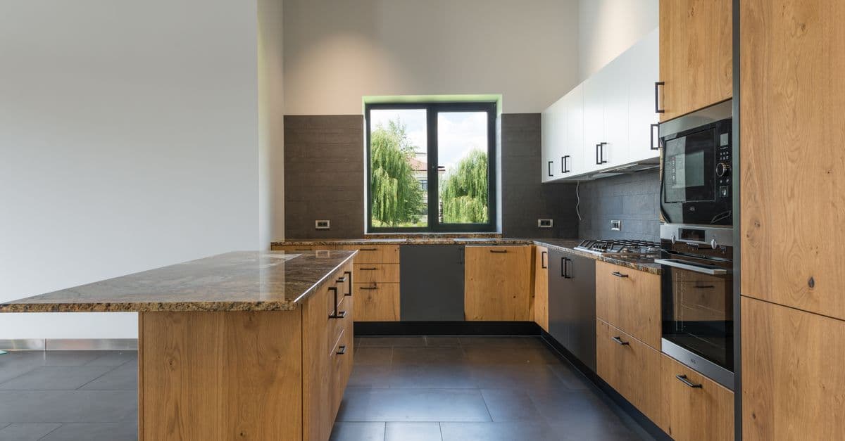 Einbauküche als Beispiel für bewegliches Inventar, das beim Immobilienkauf separat vom Grundstückspreis ausgewiesen werden kann
