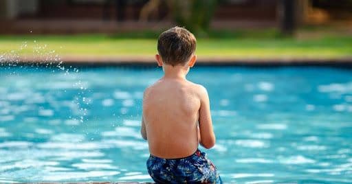 Blaue Architektur: Die durchdachte Poolplanung im modernen Immobilienprojekt