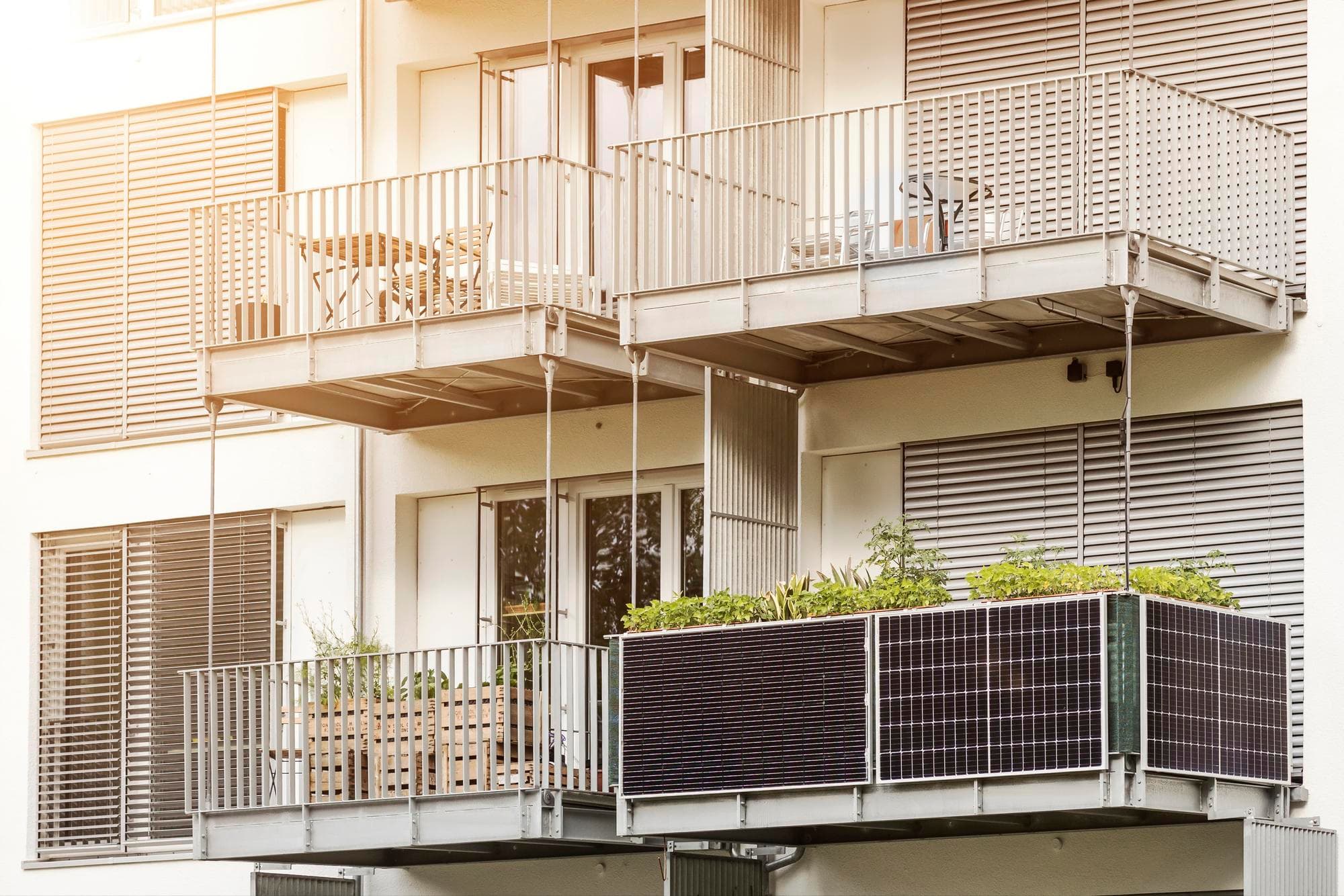 Steckersolargerät mit Solarmodul, fachgerecht an einem Balkongeländer montiert