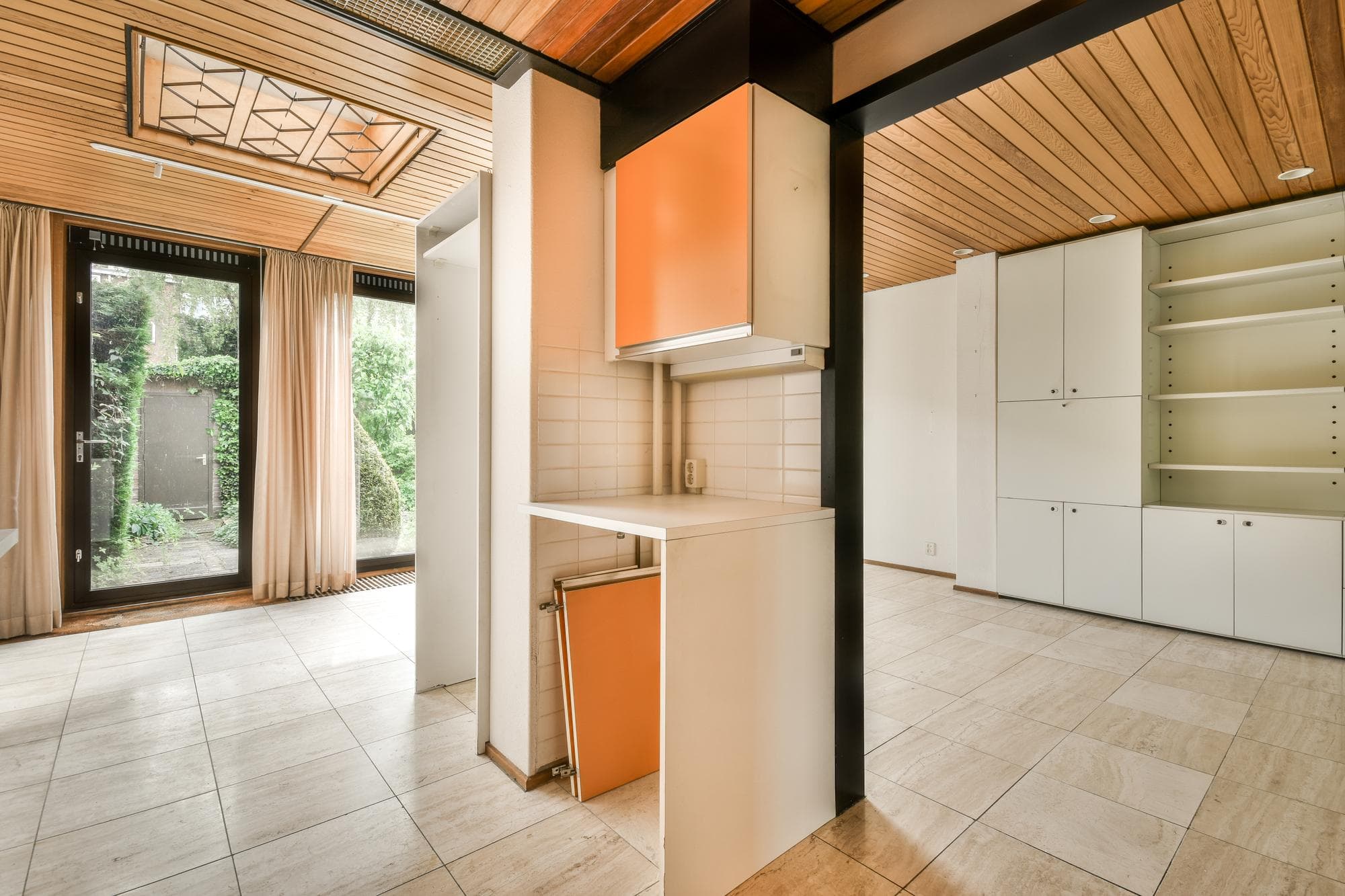 Einbauküche und Sauna als Beispiele für bewegliches Inventar, das bei der Grunderwerbsteuer separat ausgewiesen werden kann