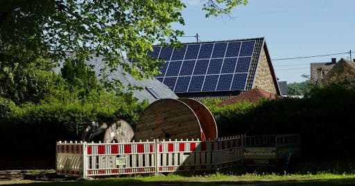 Photovoltaik im Mehrfamilienhaus: Welche Lösung zu WEG, Mieterstrom und Betrieb passt