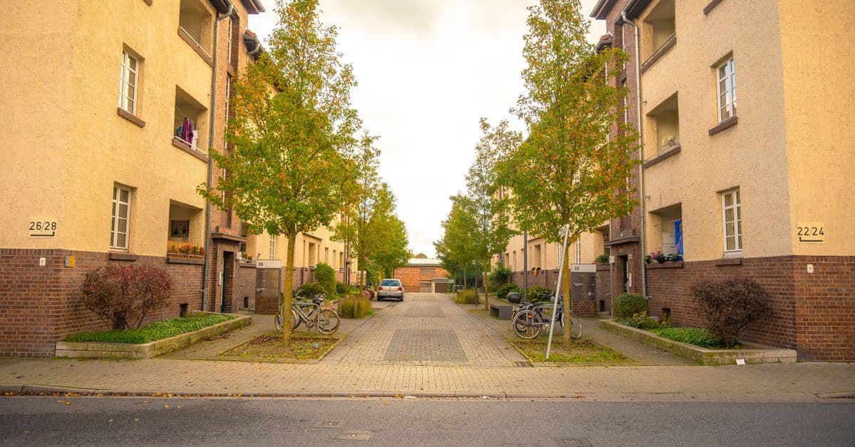 Wohnstraße mit Mehrfamilienhäusern als Symbolbild für die unterschiedlichen Wohnlagen und das Nord-Süd-Gefälle der Mieten in Essen