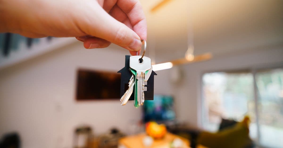 Übergabe der Wohnungsschlüssel als Symbol für einen typischen Anlass eines Mietaufhebungsvertrags
