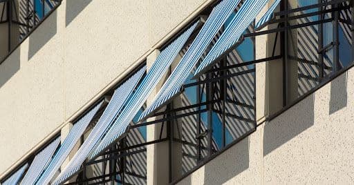 Sonnenschutz im Immobilienprojekt: Warum Fenster, Fassade und Nutzung zusammengehören